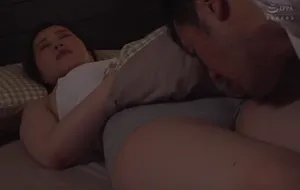 3 ngày người chồng đi bàn việc làm ăn, cô vợ ở nhà nữa đêm bị bố ông xã mò vào phòng