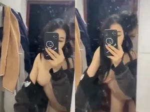 Gái xinh vú đẹp "đi ngoài" ny cho thằng bạn thân làm tình trong toilet