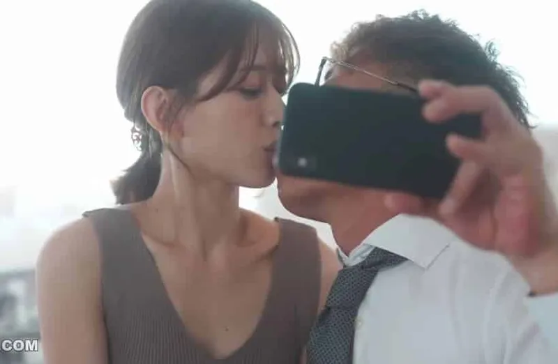 Thấy cô vợ hơi lạ, ông xã xem điện thoại vợ và thấy cảnh làm tình với tiền bối của mình