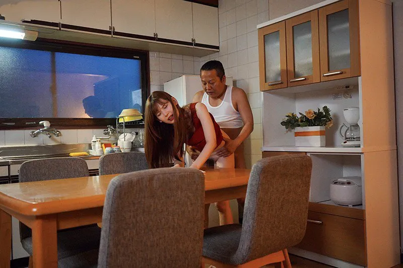 Con gái bị ông xã mới của má xoạc mỗi ngày, cho dù đã có người yêu