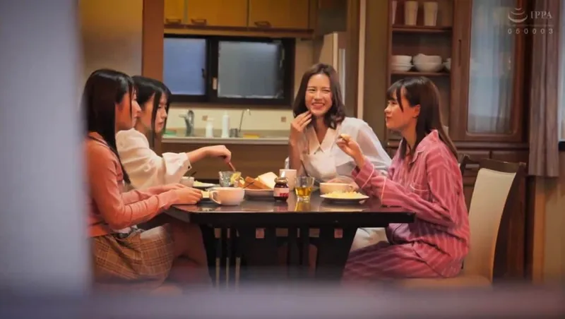Bố đi vắng, 4 con chim nhỏ ở nhà bị những tên côn đồ để ý tới